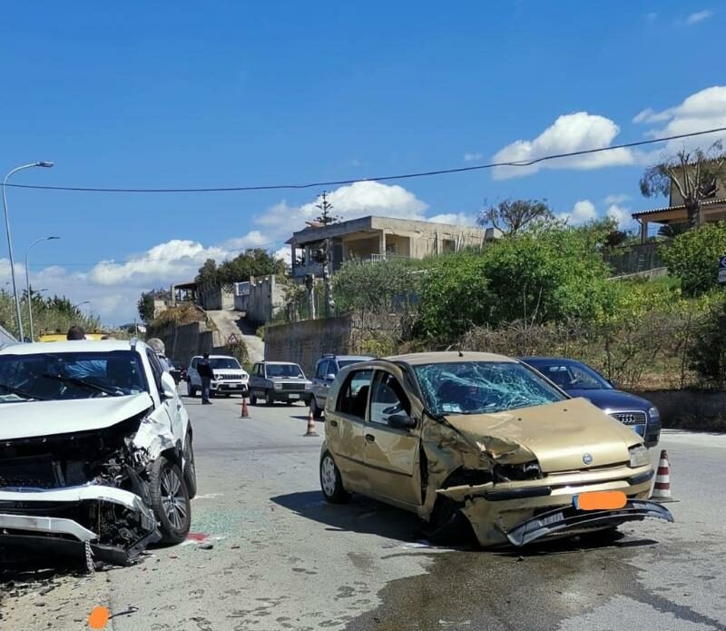 Alcamo, scontro tra due auto lungo la provinciale: cinque persone ferite