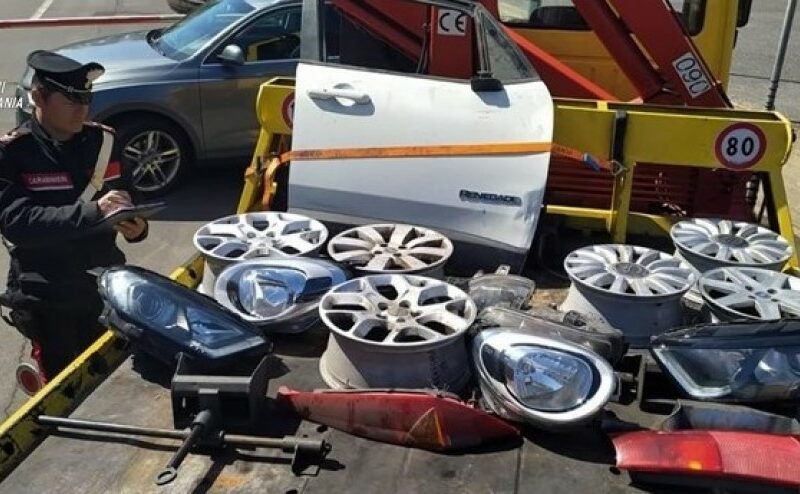 I pezzi di ricambio sequestrati dai carabinieri di Catania