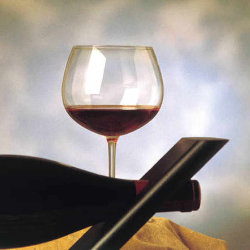 Un bicchiere di vino rosso in una foto d'archivio