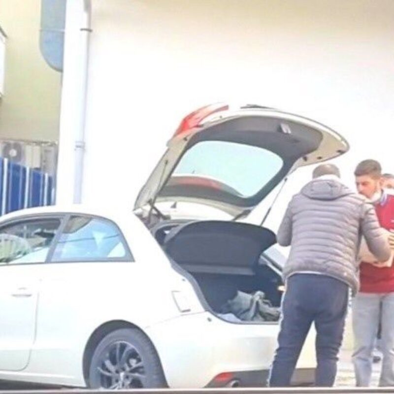Salvatore Orlando consegna un pacco con i soldi al corriere calabrese in via Cavallotti