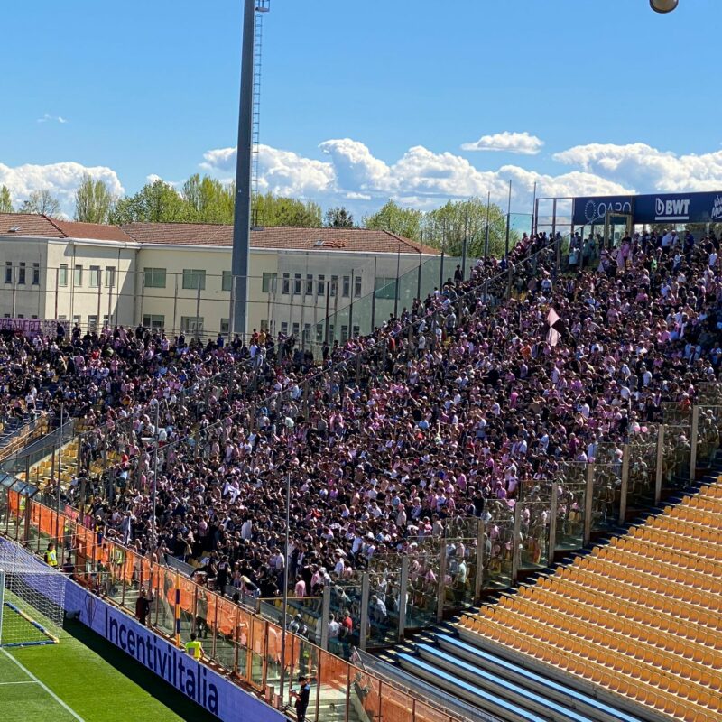 Tifosi del Palermo allo stadio Tardini di Parma