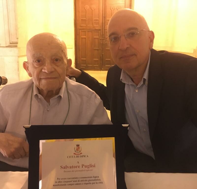 A sinistra Salvatore Puglisi in occasione dei suoi 50 anni di attività giornalistica. A destra Gianni Stornello