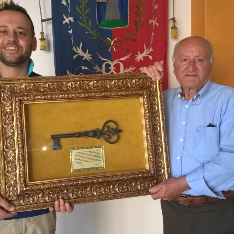 Toto Falzone (a destra) quando donò all'attuale sindaco di Delia Gianfilippo Bancheri le chiavi del Comune
