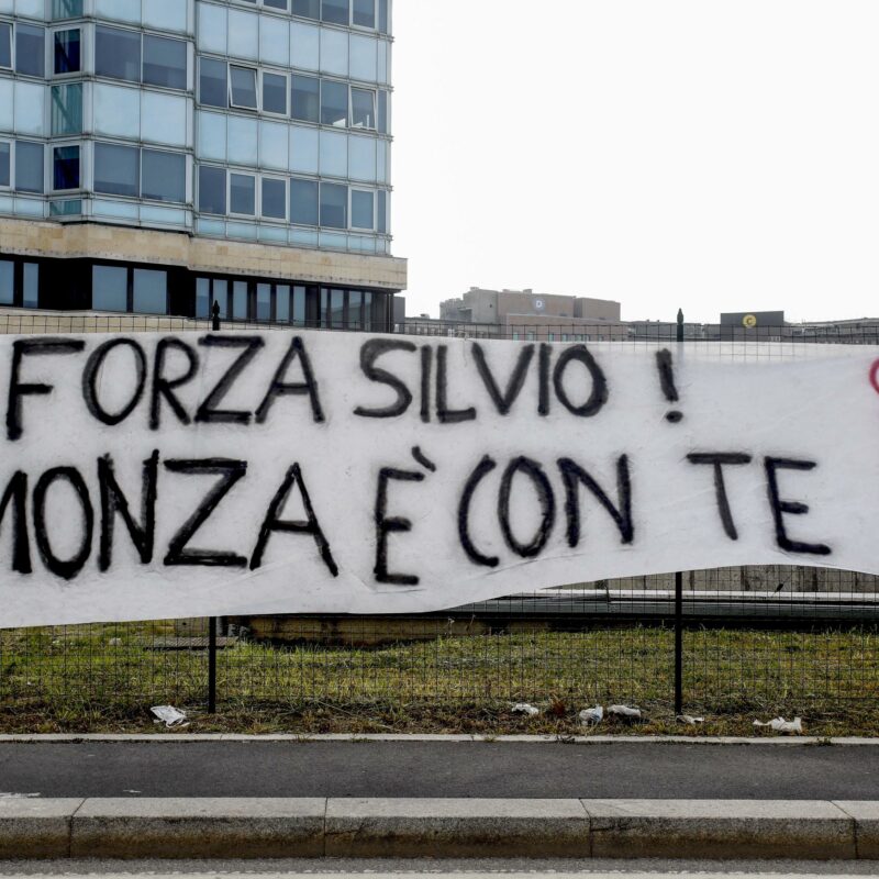 Lo striscione dei tiffodi del Monza fuori dal San Raffaele