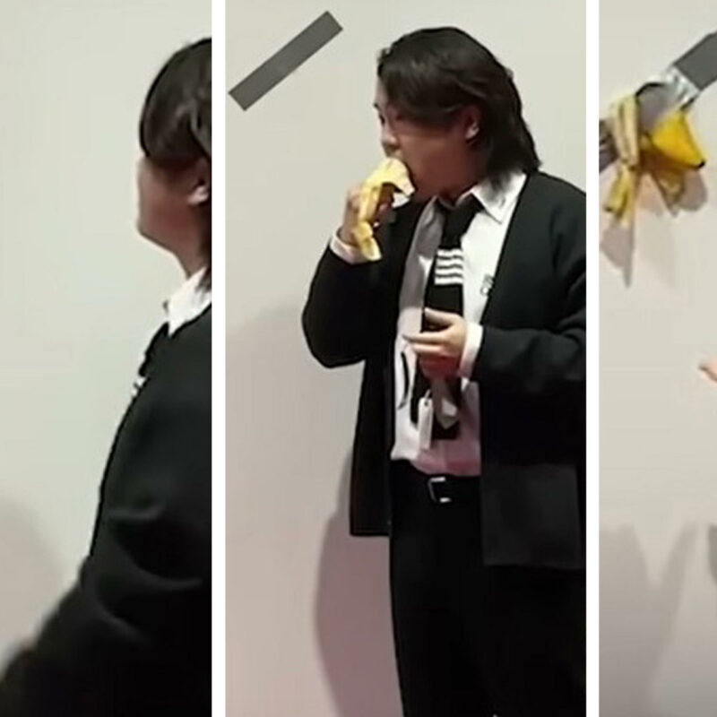 Lo studente mangia la banana che faceva parte di un'installazione di Cattelan