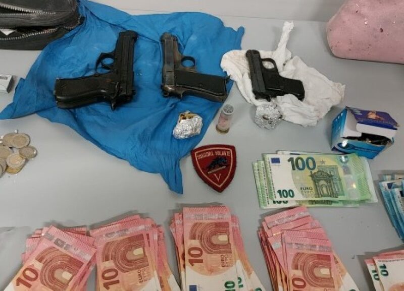 La droga, i soldi e le armi sotto sequestro
