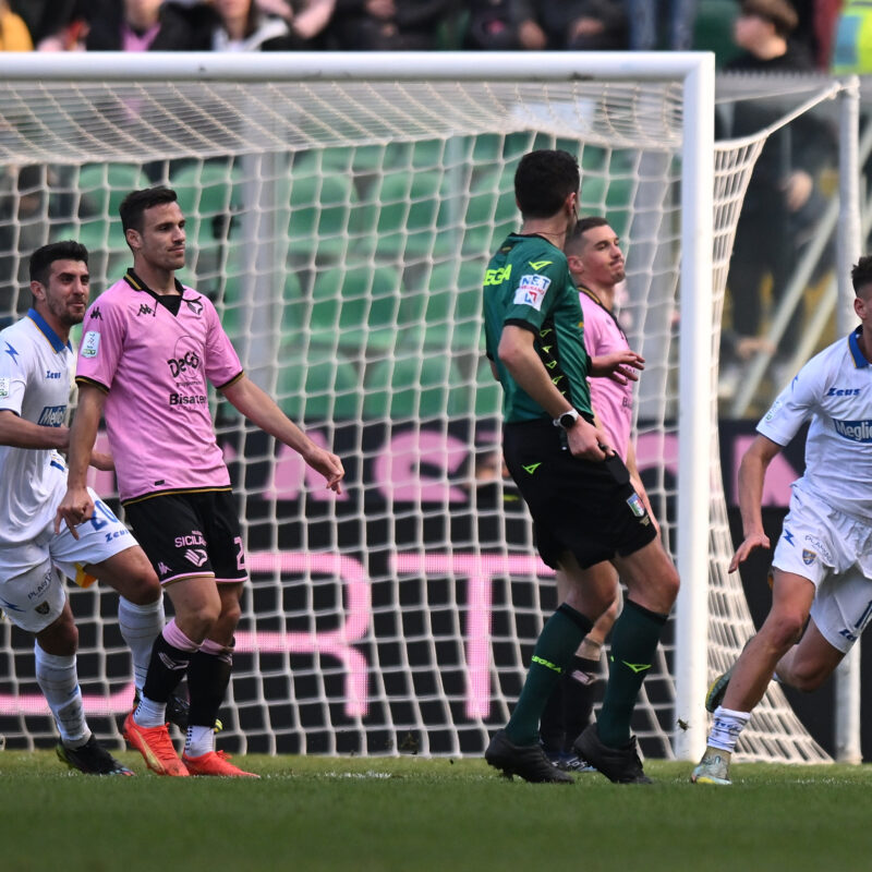 Il gol del pareggio del Frosinone nella gara di ritorno: uno dei 49 incassati dal Palermo