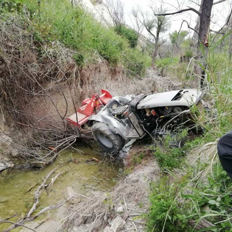 Il trattore caduto nel burrone - ph. Kalat news