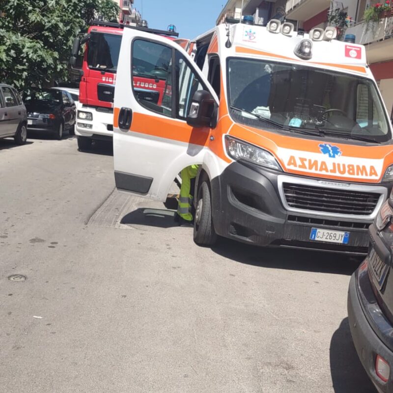 Vigili del fuoco e ambulanza in via Lo Monaco Ciaccio
