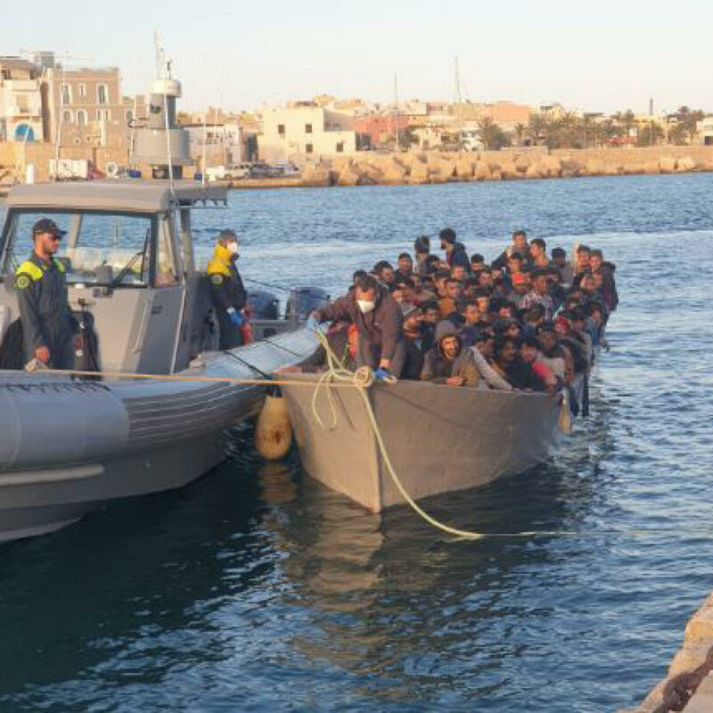 Una barca di migranti approda al molo Favaloro di Lampedusa