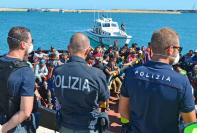 La polizia a Lampedusa