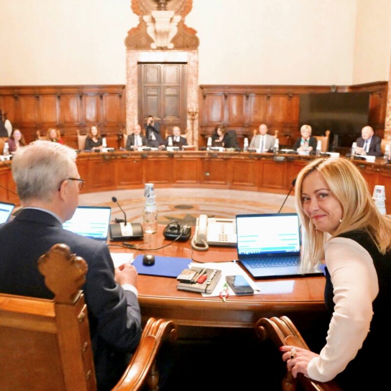La premier Giorgia Meloni durante il Consiglio dei ministri del Primo Maggio