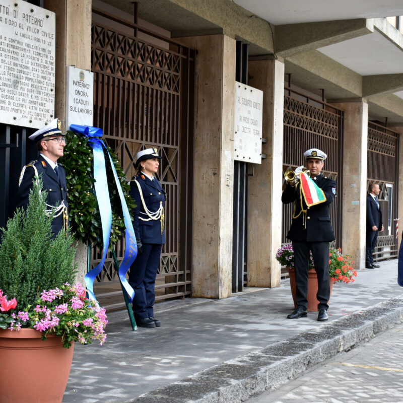 Il presidente del Senato, Ignazio La Russa, depone una corona d'alloro davanti alla lapide dedicata ai caduti sul lavoro, a Paternò