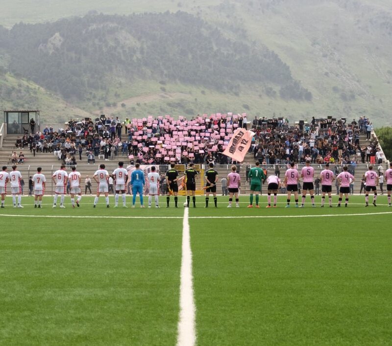 Le due squadre schierate prima della gara (dal sito del Palermo)