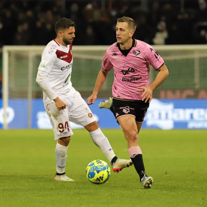 Sala impegnato contro Liotti nell'ultima partita tra Palermo e Reggina