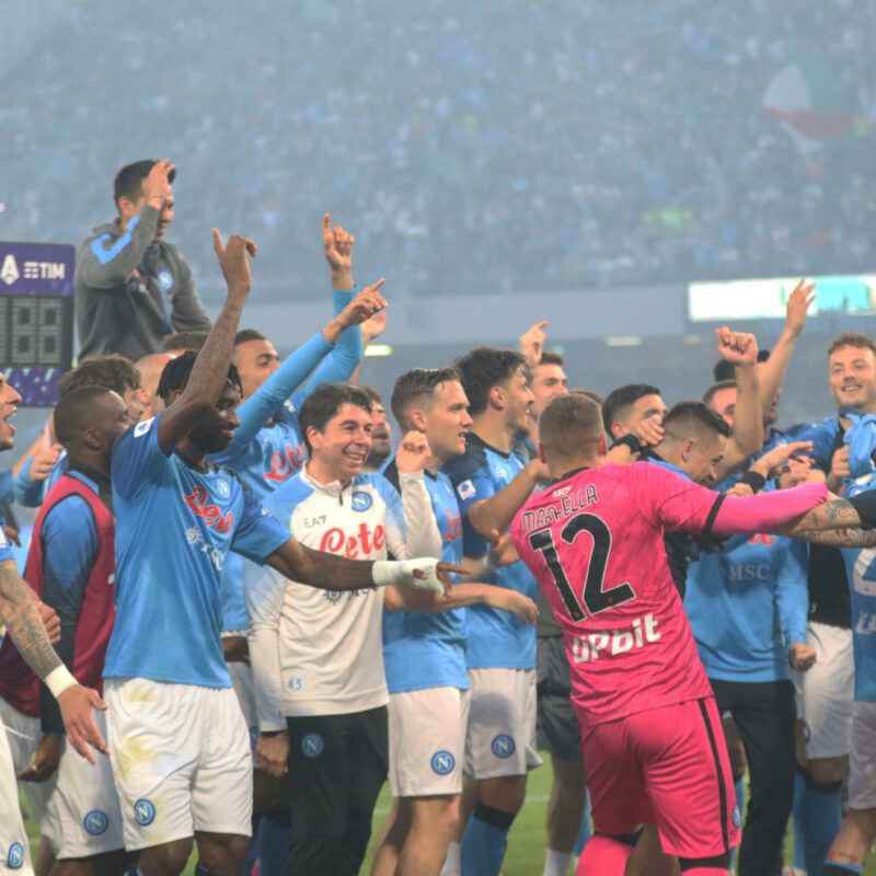 I giocatori del Napoli celebrano la vittoria