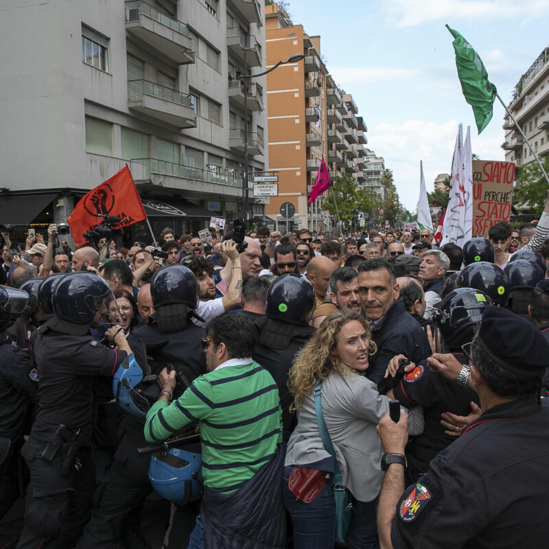 Momenti di tensione e scontri a Palermo tra manifestanti e forze dell'ordine