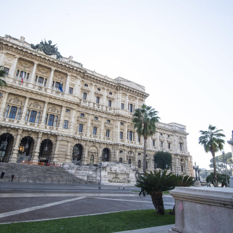 Una veduta esterna del 'Palazzaccio' o Palazzo di Giustizia, meglio conosciuto come la sede della Corte di Cassazione, in piazza Cavour a Roma, 26 novembre 2020. E' attesa per oggi la sentenza in Cassazione per il crollo della Torre Piloti, avvenuto il 7 maggio 2013 nel porto di Genova quando il cargo Jolly Nero della compagnia Messina urtò in manovra l'edificio. Lo schianto causò la morte di nove persone. ANSA/CLAUDIO PERI