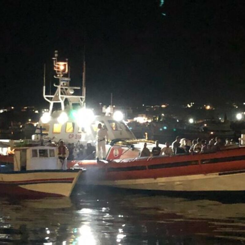 Uno dei 21 sbarchi con 819 persone nel giro di 24 ore a Lampedusa, 24 aprile 2023. ANSA/ CONCETTA RIZZO
