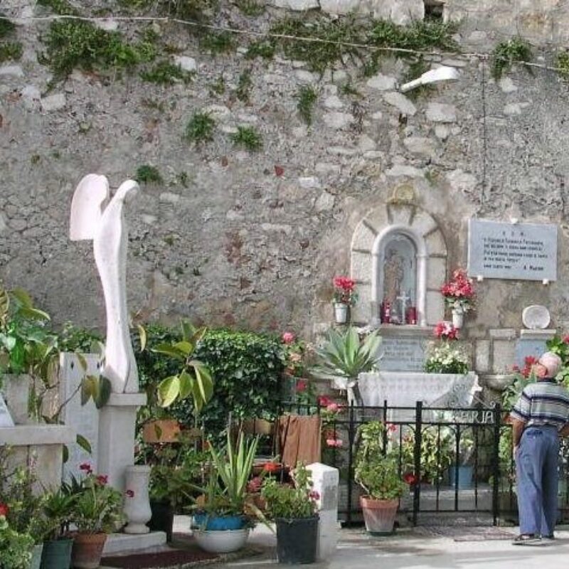 L'edicola votiva sotto le mura di Tramontana a Trapani