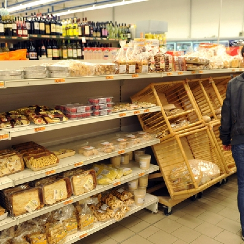 Una donna fa la spesa in un supermercato in un'immagine di archivio