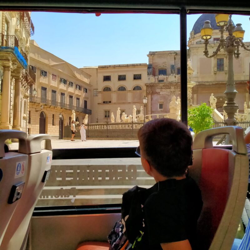I ragazzi della Kalsa in giro per Palermo con un bus turistico