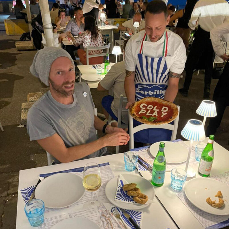 Toto Sorbillo accoglie Chris Martin dei Coldplay nella pizzeria Gino Sorbillo sul lungomare di Napoli