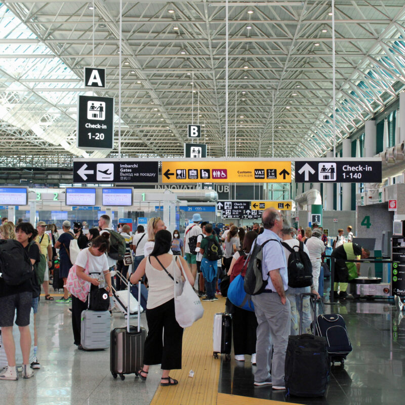 Terminal pieni di turisti in partenza per le vacanze all'aeroporto di Fiumicino