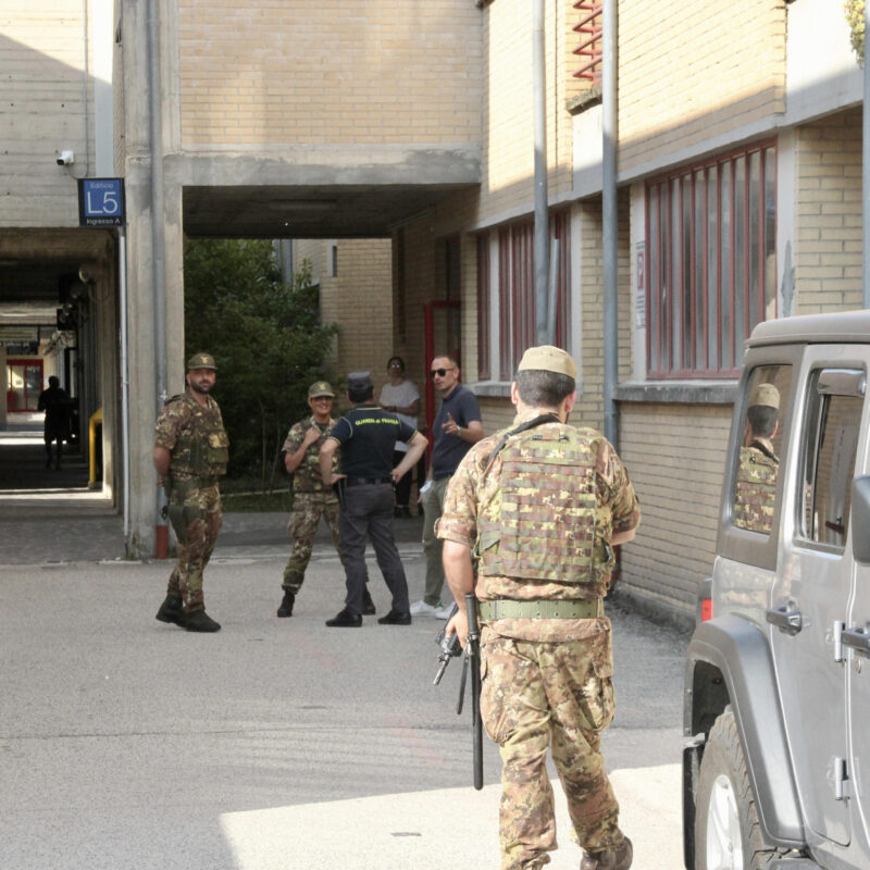Militari sorvegliano le uscite dell'ospedale San Salvatore dell'Aquila dove è stato ricoverato il boss Matteo Messina Denaro