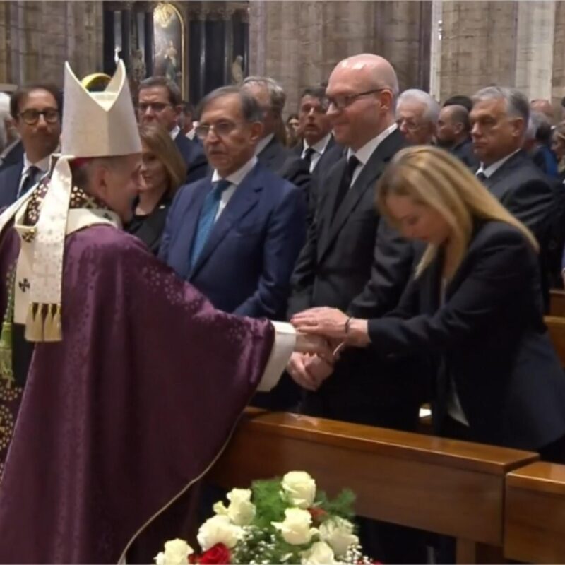 La presidente del Consiglio Giorgia Meloni saluta l'arcivescovo di Milano monsignor Mario Delpini