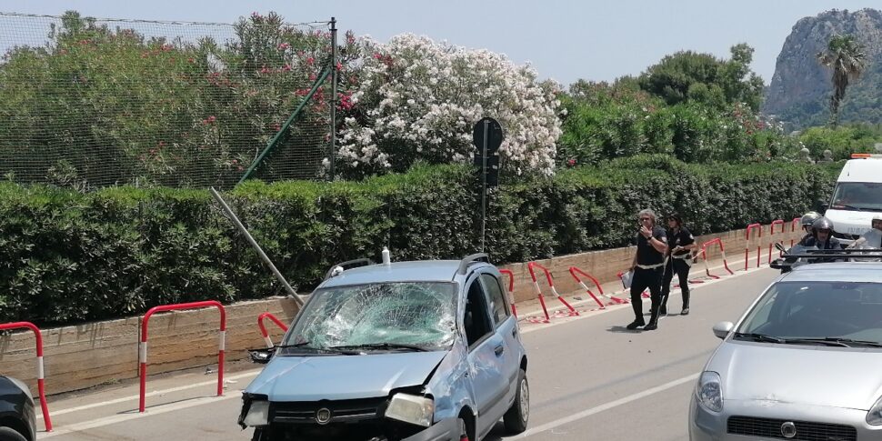 Palermo, Auto Si Ribalta All'Addaura: Feriti Zio E Nipote, Traffico Nel ...