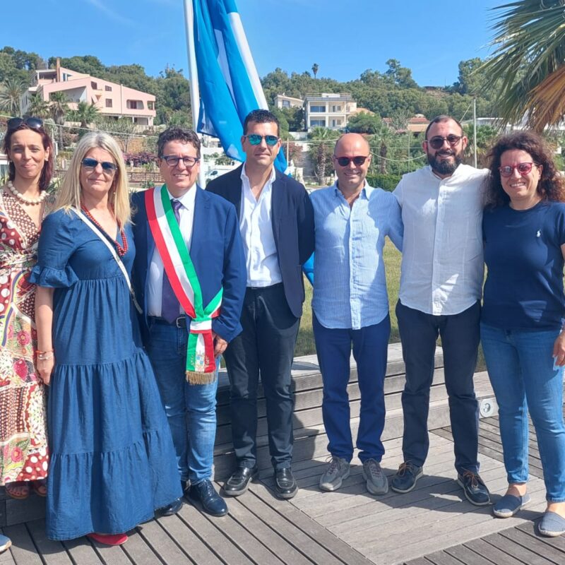 Il sindaco di Menfi, Vito Clemente, con assessori e consiglieri accanto alla Bandiera Blu