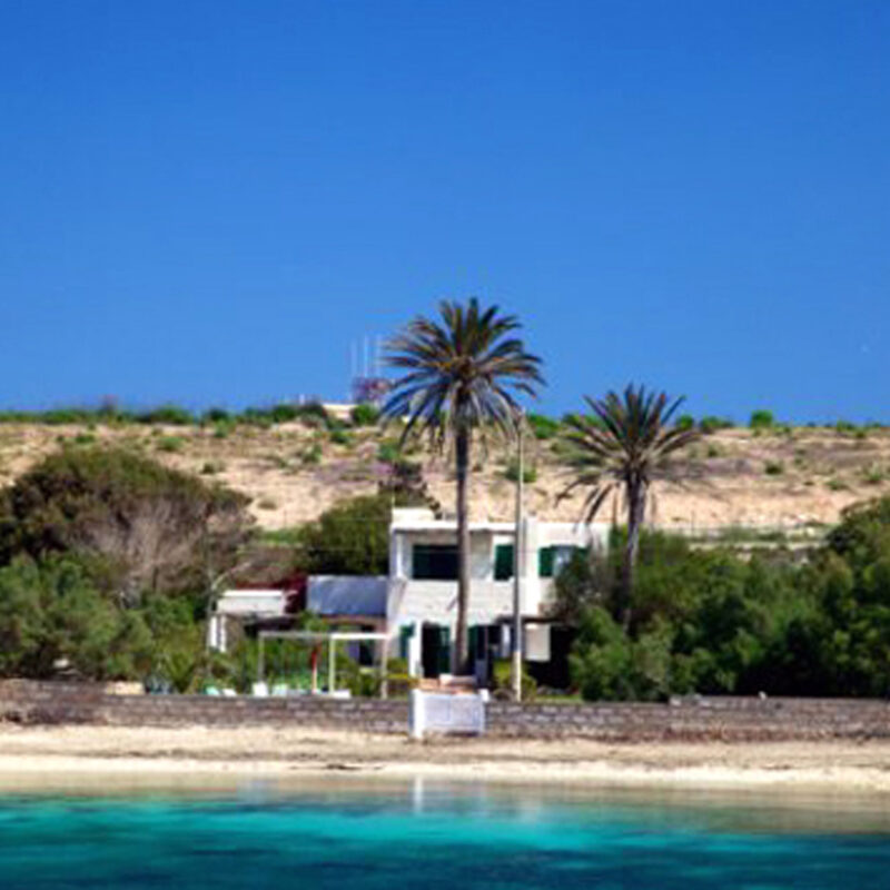 Le due palme, la villa di Lampedusa che Berlusconi acquistò nel 2011: si affaccia sulla baia di Cala Francese