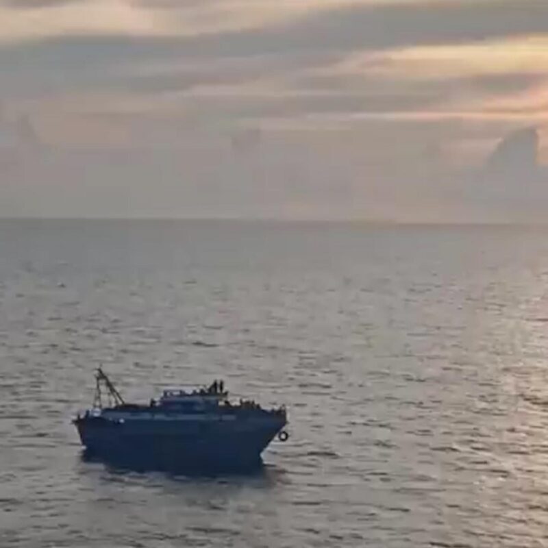 Un fermo immagine tratto da un video di Defence Line mostra l'imbarcazione carica di migranti naufragata in mare
