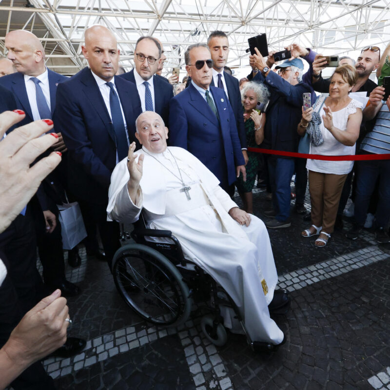 Papa Francesco lascia il Gemelli