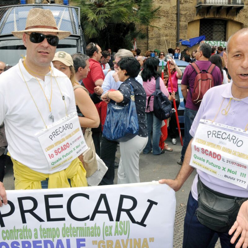 Manifestazione di precari della Regione Siciliana davanti a Palazzo d'Orleans (foto Fucarini)
