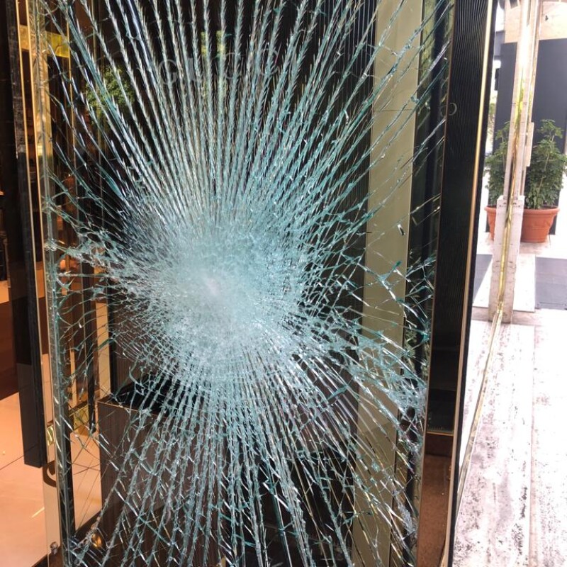 La vetrina spaccata dai banditi nel punto vendita Gucci di via Libertà a Palermo