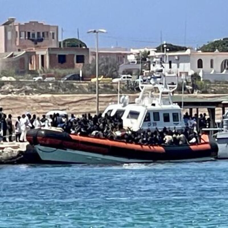 Le motovedette della Capitaneria di Porto impegnate per recuperare migranti in mare