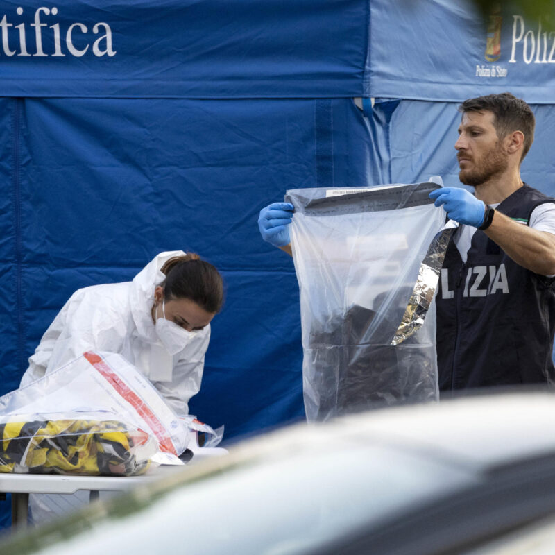 Il cadavere di una ragazza scoperto questo pomeriggio a Roma è stato trovato in un carrello della spesa che si trovava accanto ad un cassonetto dell'immondizia