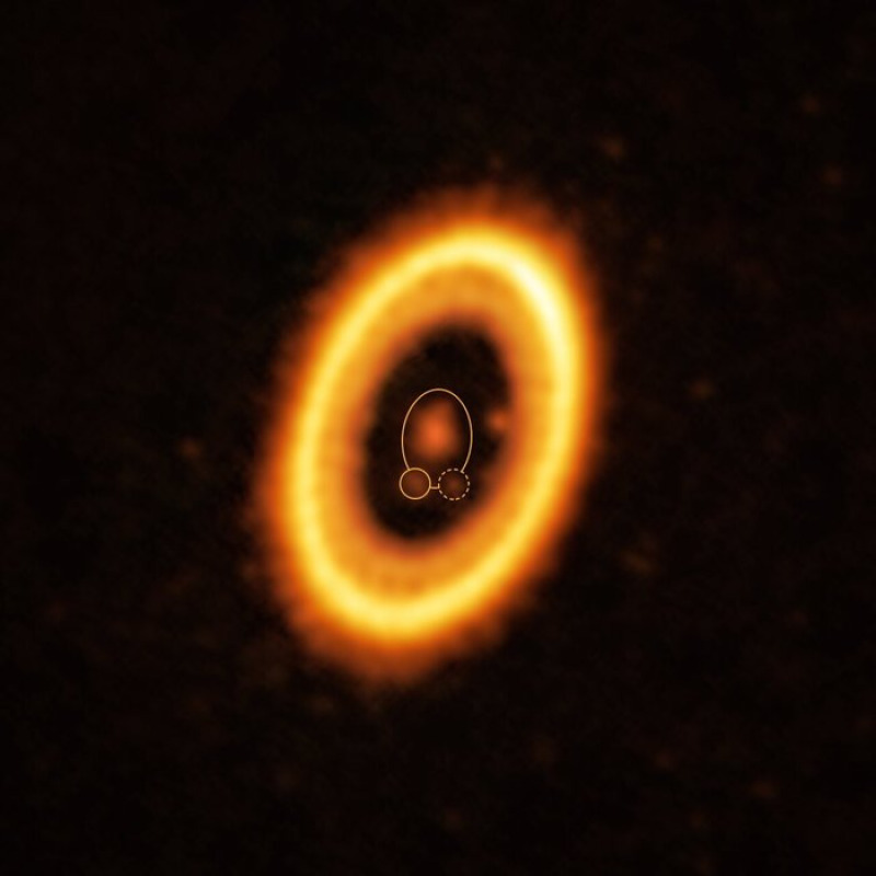 Tratteggiata in giallo la nube di detriti che condivide l’orbita con il pianeta PDS 70b (fonte: Alma, Eso/Naoj/Nrao; Balsalobre-Ruza et al.)