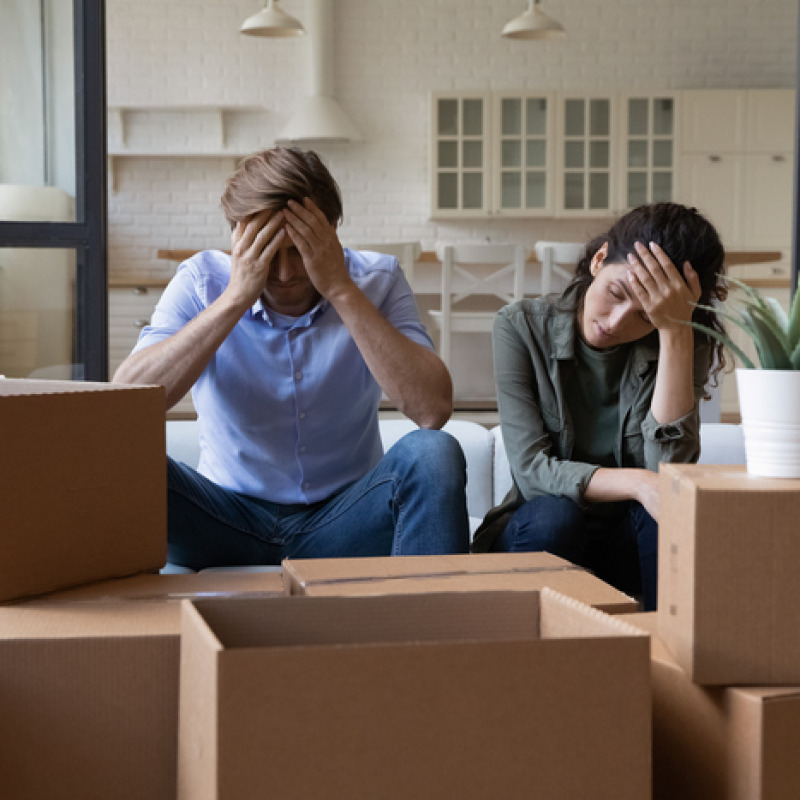 Una coppia esausta con gli scatoloni del trasloco foto iStock.