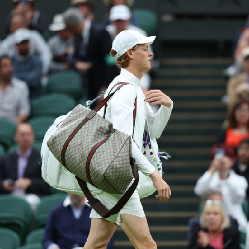 Il tennista italiano Jannik Sinner sul campo di Wimbledon con un borsone Gucci progettato su misura Wimbledon, 2023 Photo by Antoine Courvecelle courtesy of Gucci