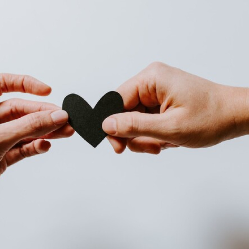 Un cuore tra due mani. Foto di Kelly Sikkema, unsplash