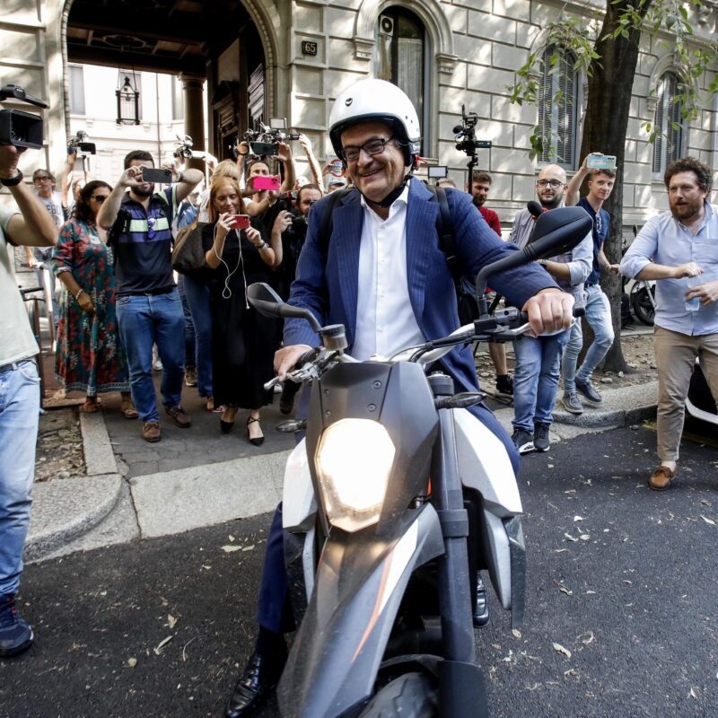 Il notaio Arrigo Roveda esce in scooter dal suo studio dopo la lettura del testamento