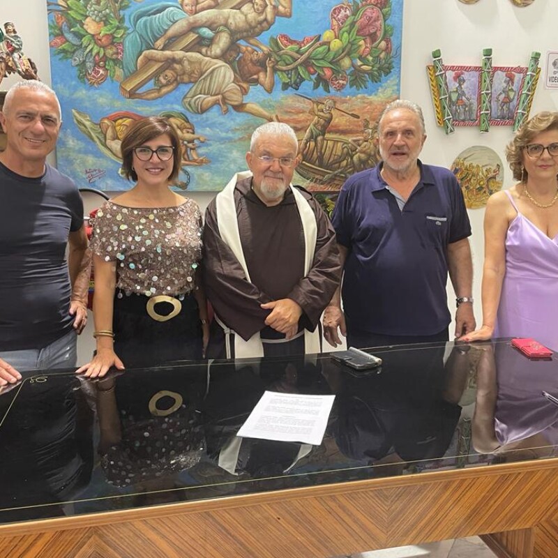 Nella foto al centro: frate Domenico Spatola. A destra: Giacomo Callari, presidente cooperativa Sicilia Isola dei Tesori. A sinistra: Delfina Bambina, presidente Cooperativa Rossa Sera