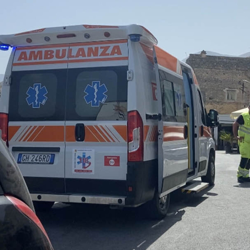 L'ambulanza intervenuta in via Palermo