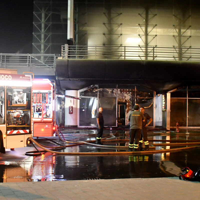 I vigili del fuoco di Catania sono intervenuti per spegnere un incendio divampato nellarea arrivi dell'aeroporto internazionale Vincenzo Bellini. ANSA/ORIETTA SCARDINO