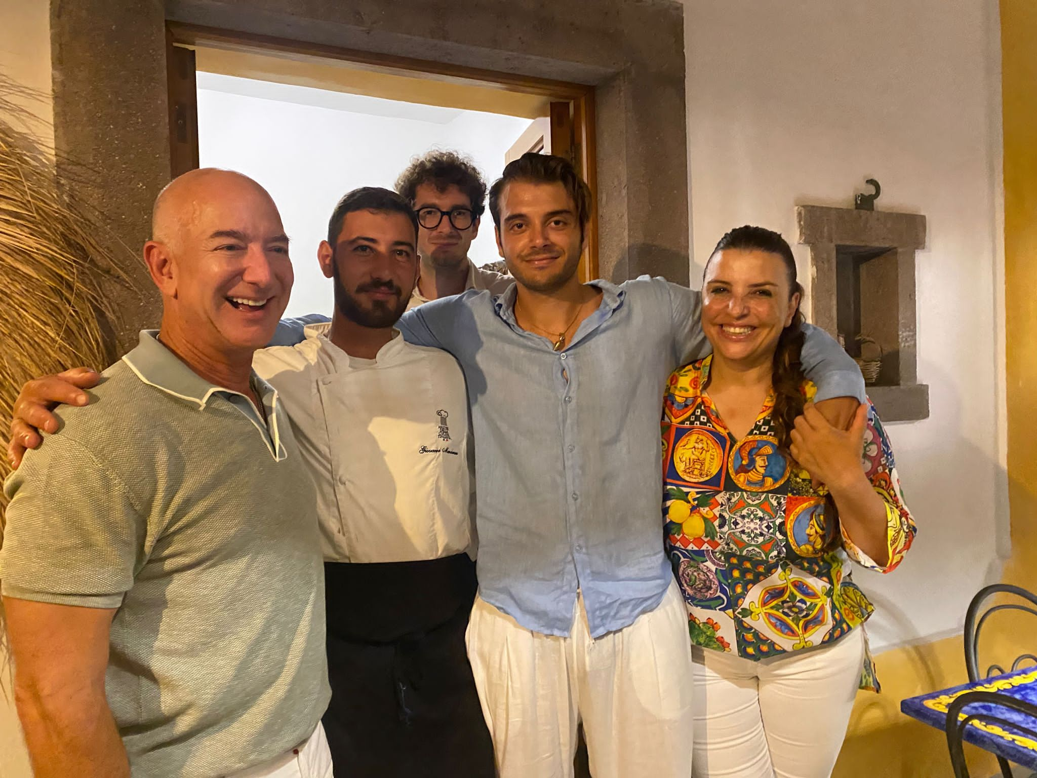 Pronto? Sono Jeff Bezos», il patron di Amazon prenota la cena a Panarea -  Giornale di Sicilia