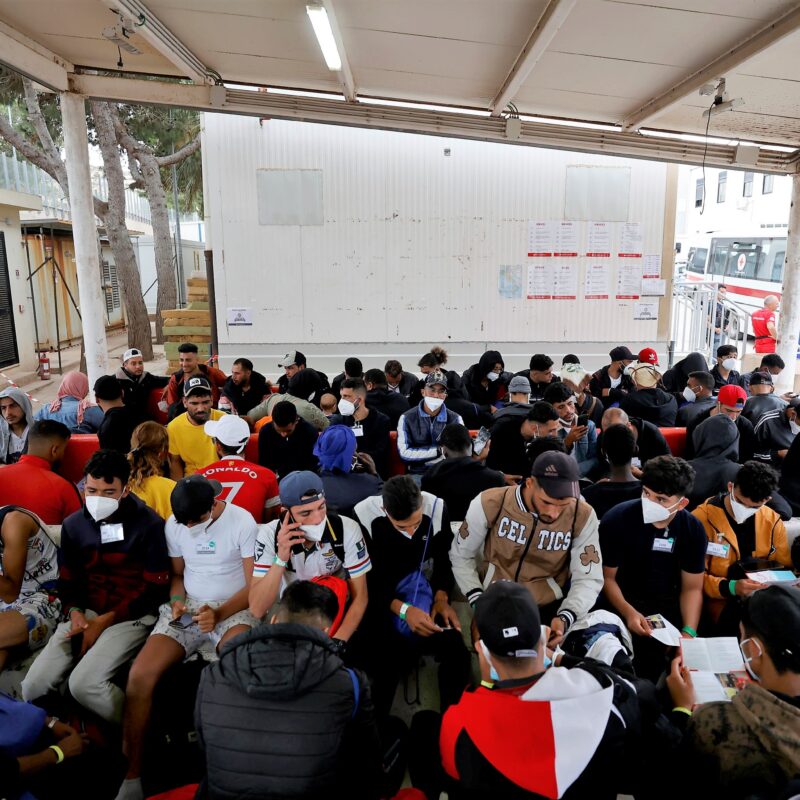 Migranti all'interno dell'hotspot di Lampedusa