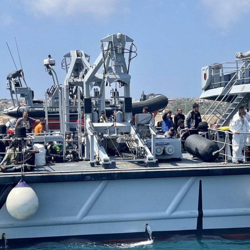 Le motovedette della Capitaneria di Porto impegnate per recuperare migranti in mare, Lampedusa (foto Elio Desiderio/Ansa)